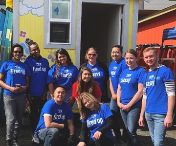 Seattle Credit Union employees volunteering